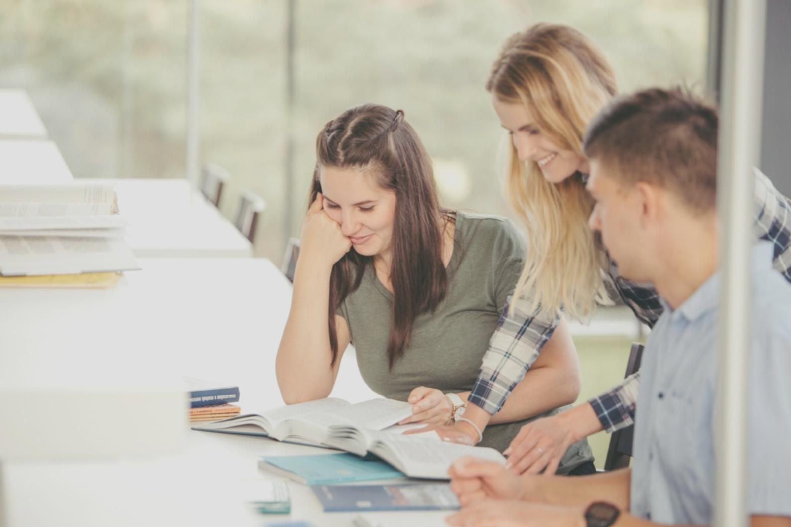 Espacio de trabajo con hojas de cálculo financieras